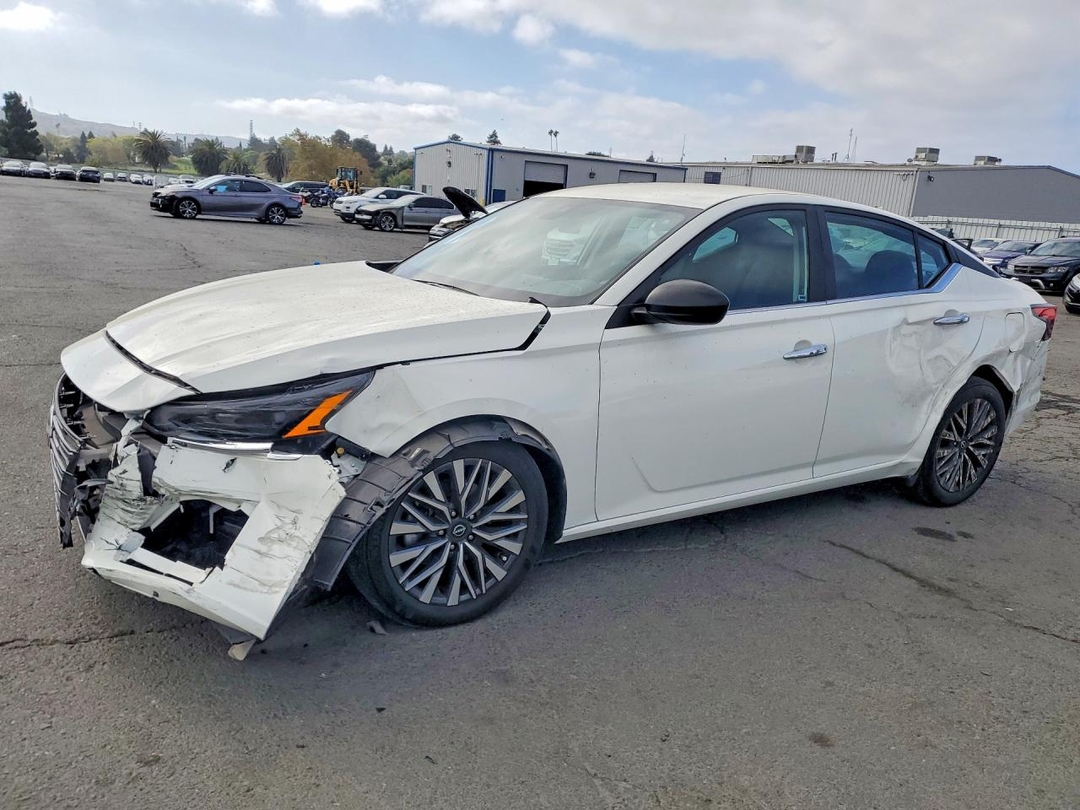Вид 2025 NISSAN ALTIMA SV, угол 1