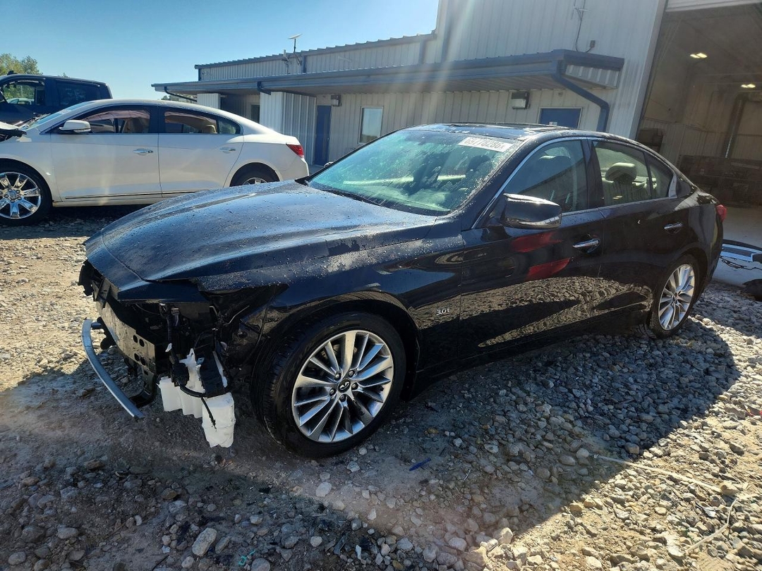 Vue de 2018 INFINITI Q50 3.0T LUXE, angle 1