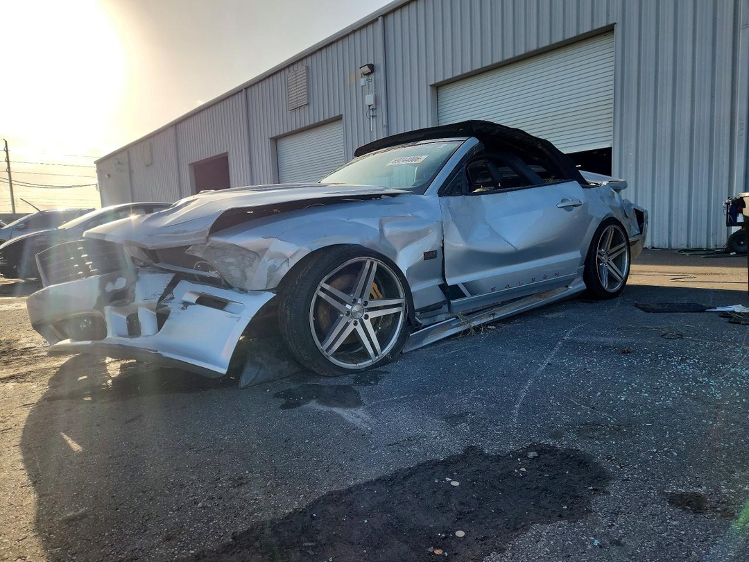 Vue de 2006 FORD MUSTANG GT, angle 1
