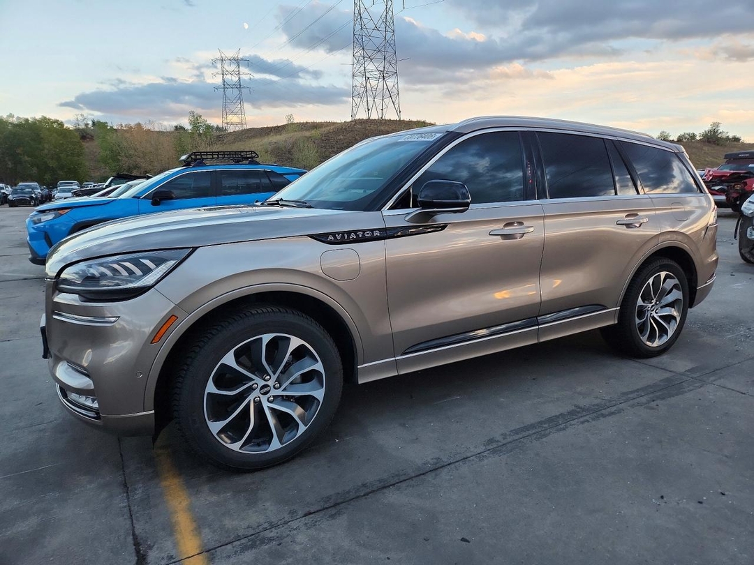 Vue de 2021 LINCOLN AVIATOR GRAND TOURING, angle 1