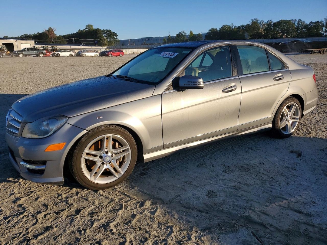 Vue de 2013 MERCEDES-BENZ C 350, angle 1