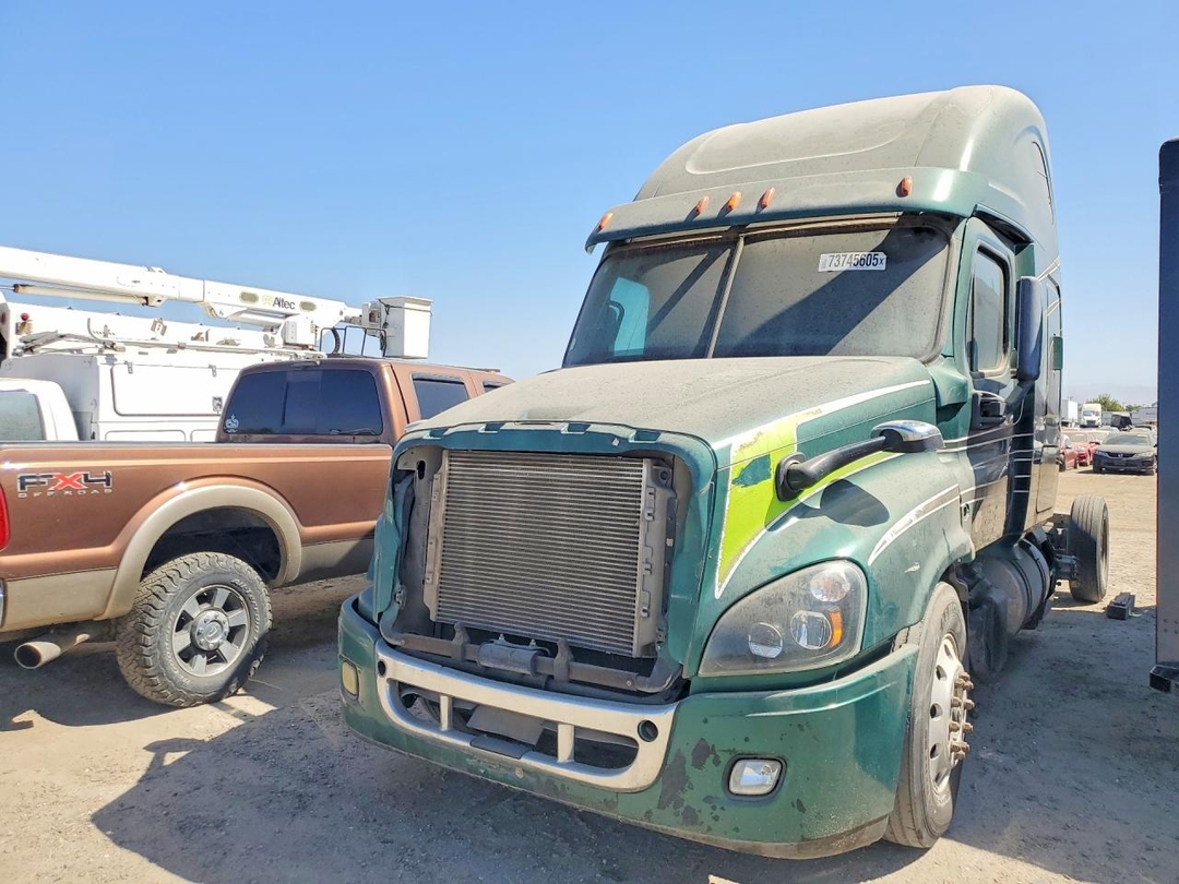 Vue de 2015 FREIGHTLINER CASCADIA TRUCK CAB AND CHASSIS, angle 1