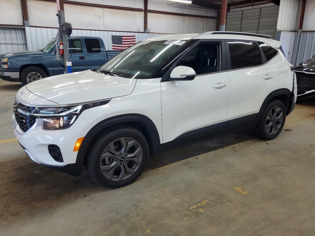 Vue de 2024 KIA SELTOS S, angle 1