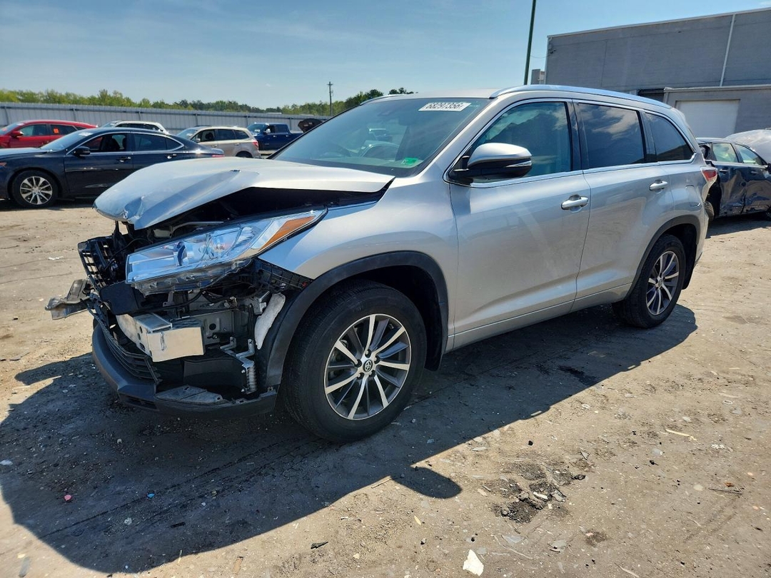 Vue de 2017 TOYOTA HIGHLANDER XLE, angle 1
