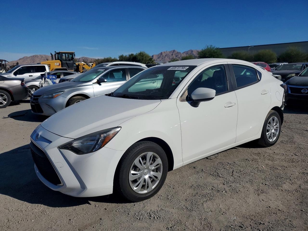 Вид 2019 TOYOTA YARIS L, угол 1
