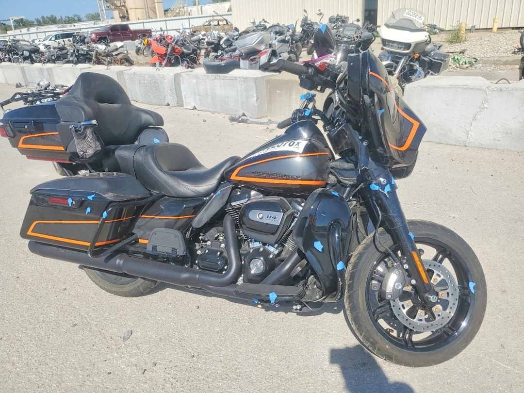 Vista de 2022 HARLEY-DAVIDSON FLHTK, ángulo 1