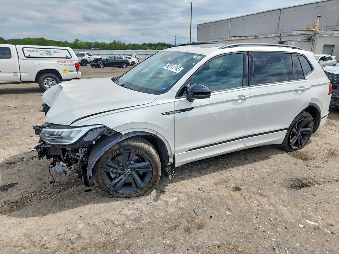 منظر 2023 VOLKSWAGEN TIGUAN SE R-LINE BLACK، زاوية 1