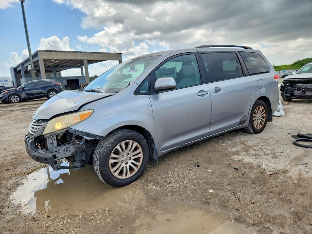 منظر 2012 TOYOTA SIENNA XLE 8-PASSENGER، زاوية 1