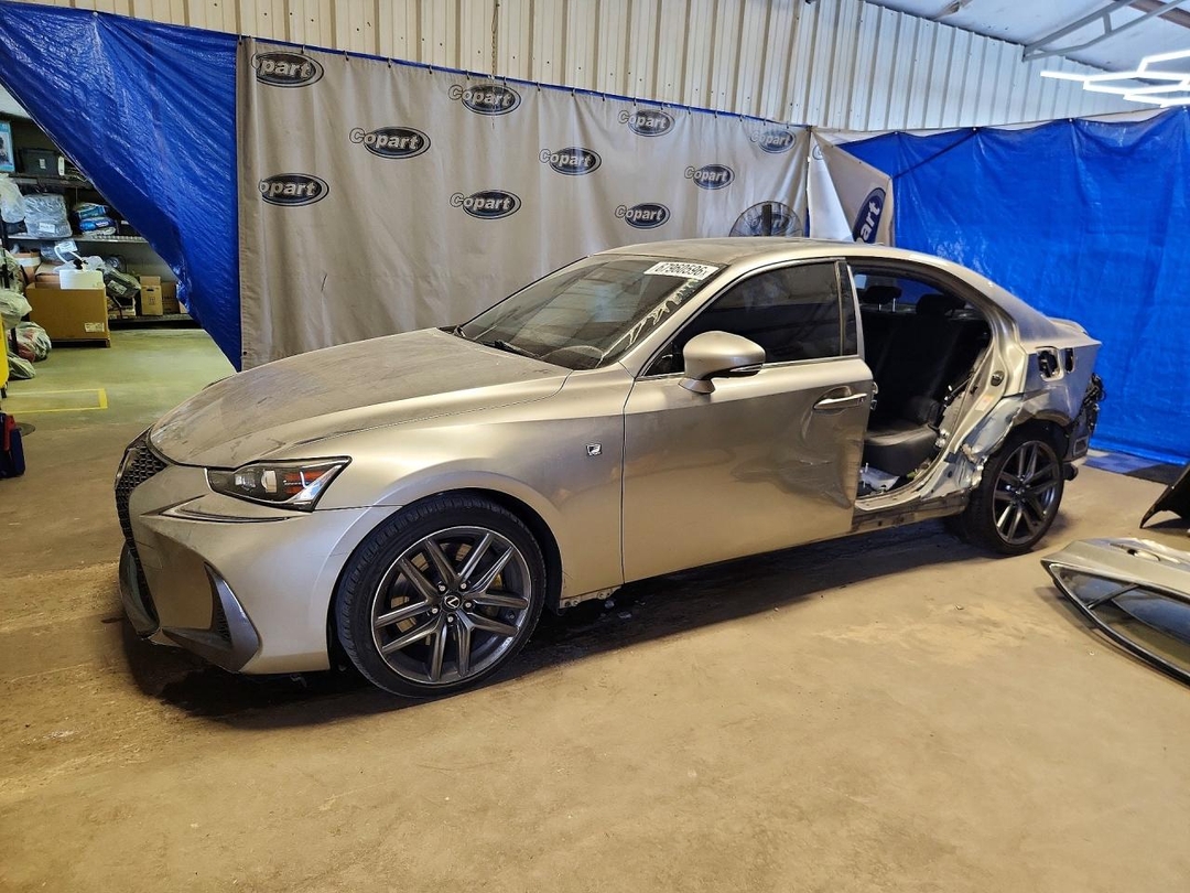 Vue de 2017 LEXUS IS 200T, angle 1