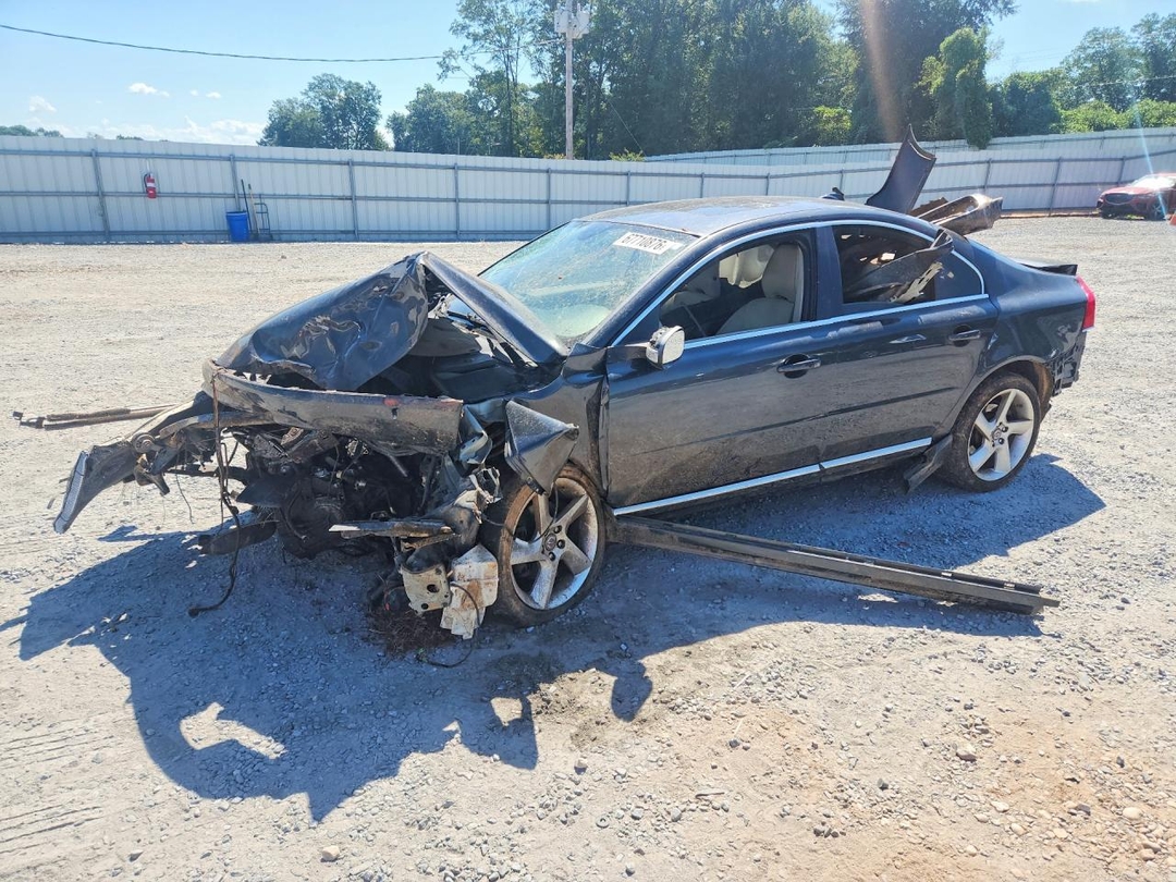 Vue de 2010 VOLVO S80 T6, angle 1