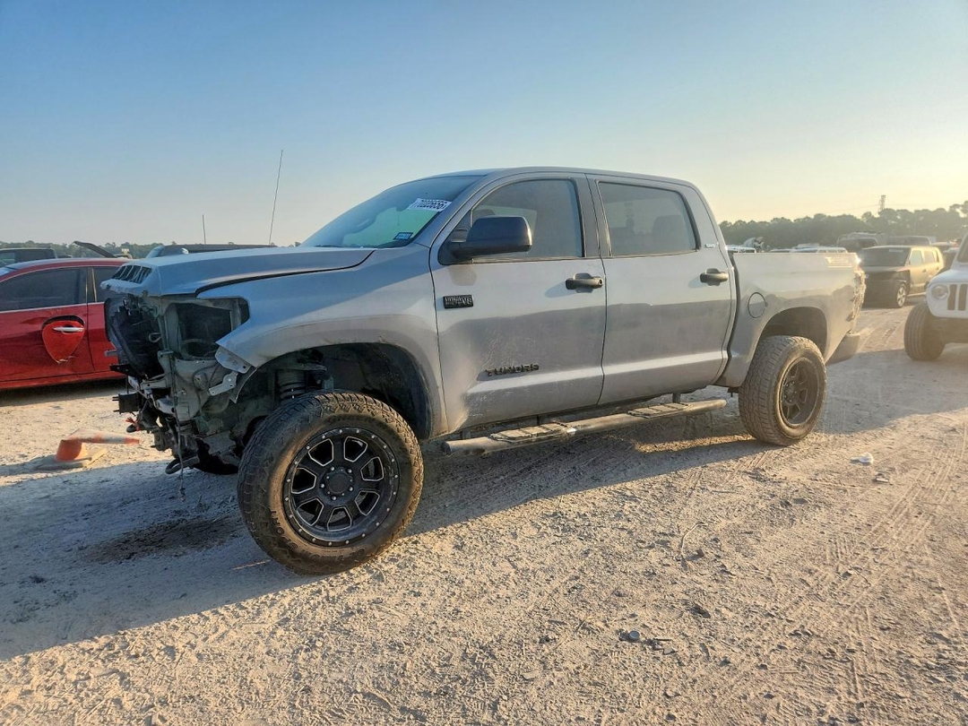 منظر 2018 TOYOTA TUNDRA CREWMAX SR5، زاوية 1