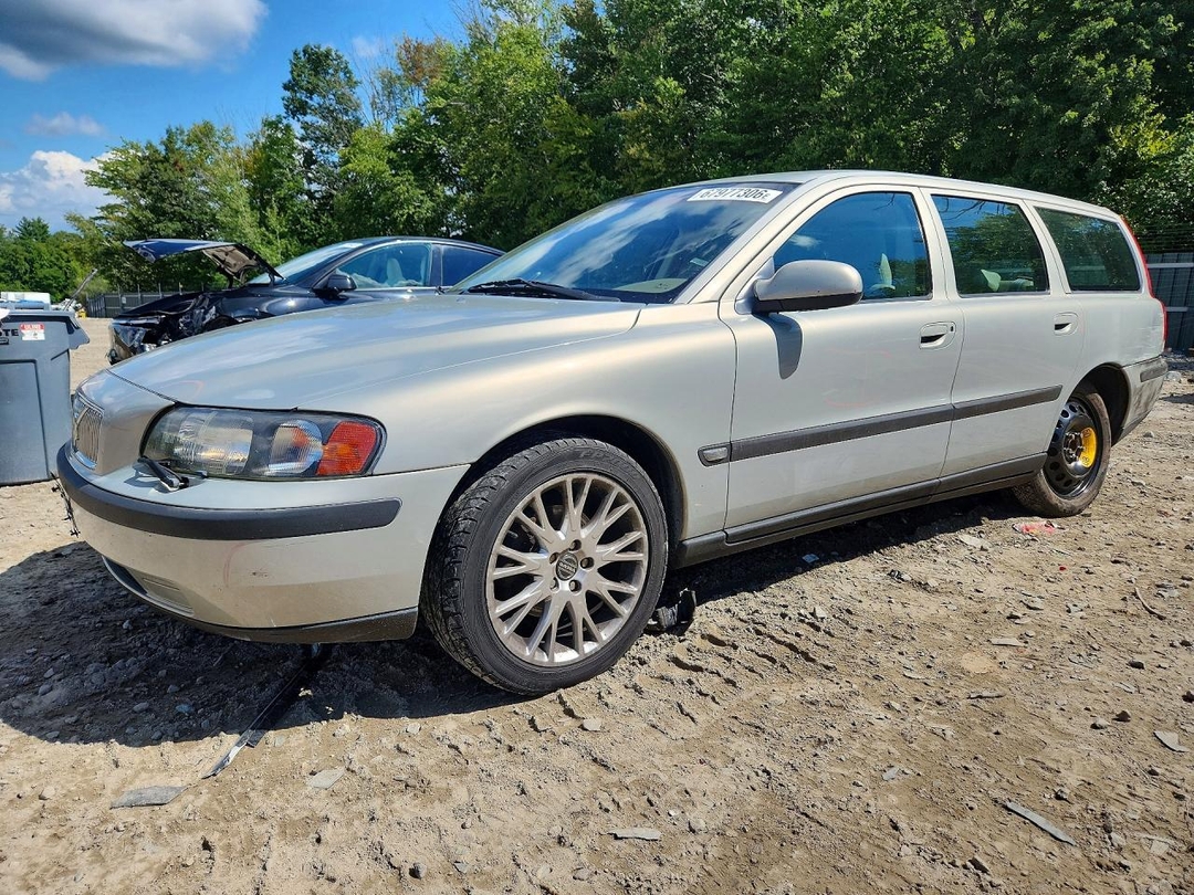 Vue de 2001 VOLVO V70 2.4T, angle 1
