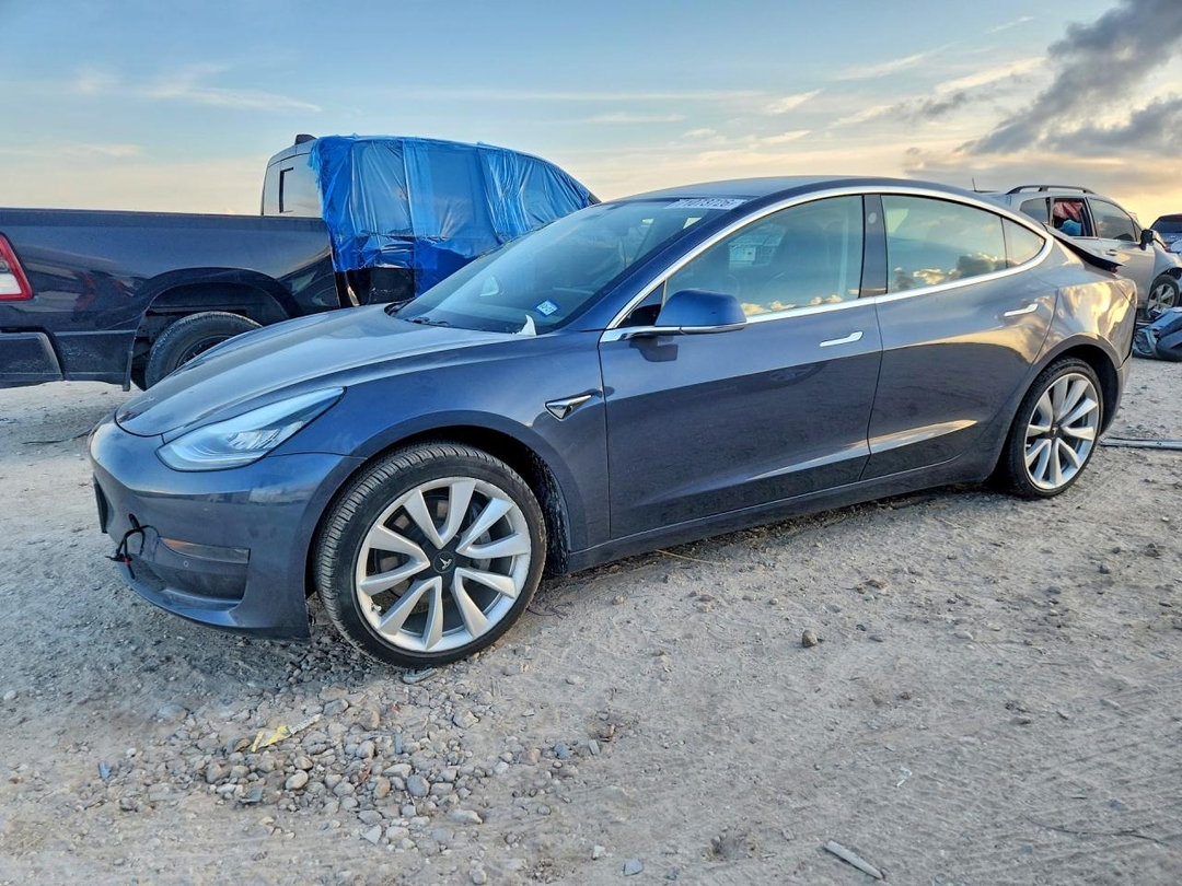 Вид 2020 TESLA MODEL 3, угол 1