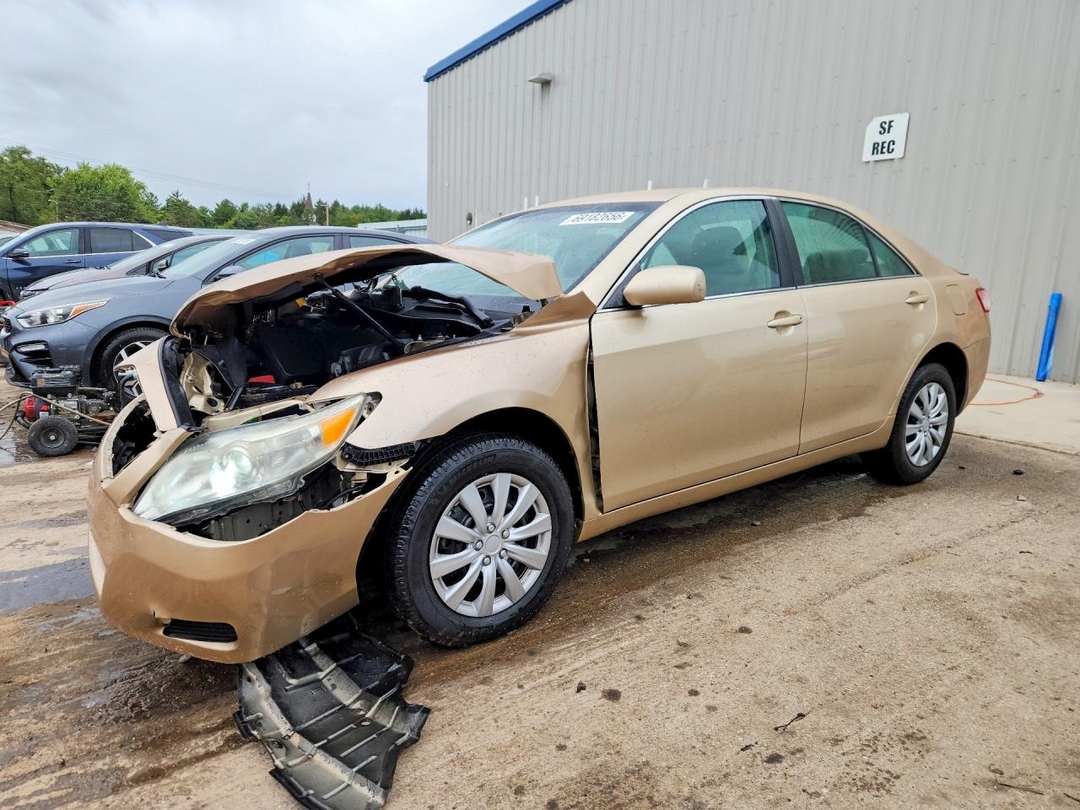 Вид 2010 TOYOTA CAMRY LE, угол 1
