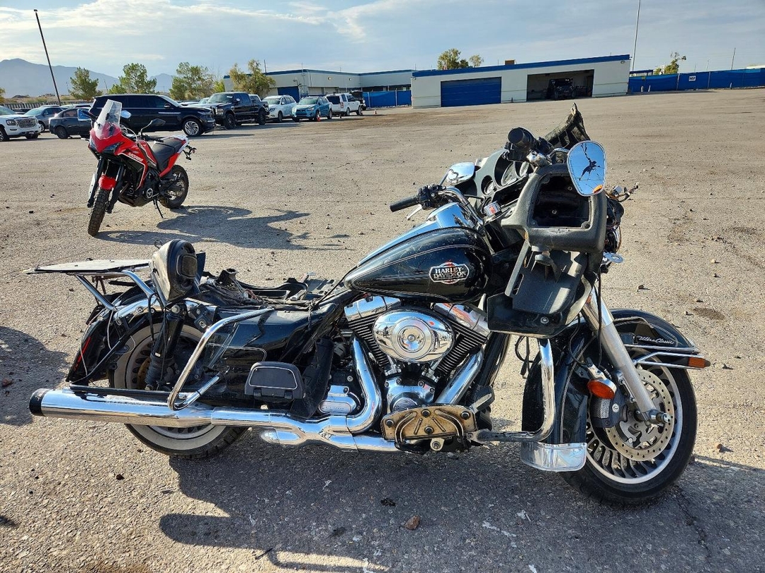 Vue de 2013 HARLEY-DAVIDSON FLHTCU ULTRA CLASSIC ELECTRA GLIDE, angle 1