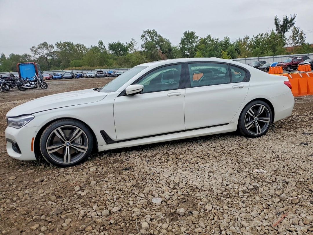 Вид 2018 BMW 750 XI, угол 1