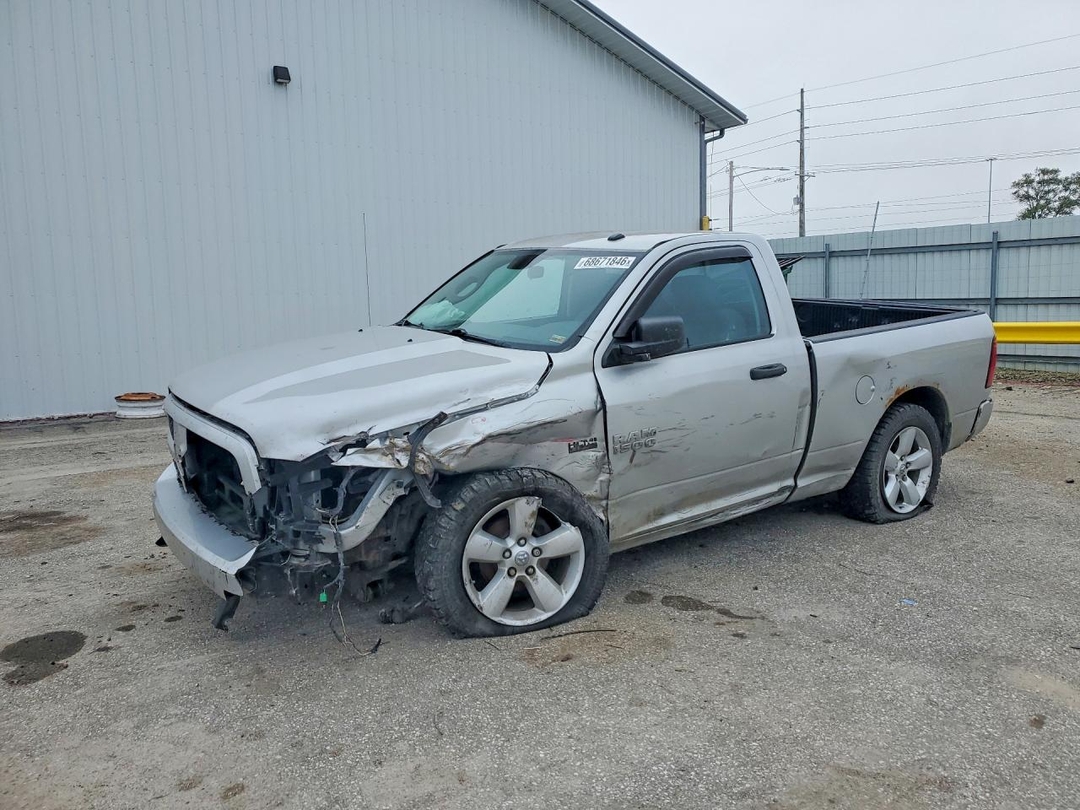 منظر 2014 RAM 1500 ST، زاوية 1