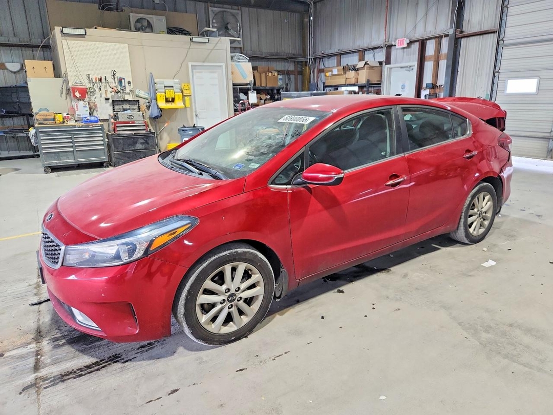 Vue de 2017 KIA FORTE S, angle 1