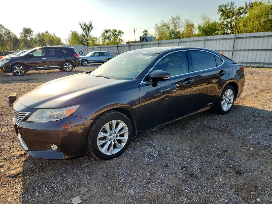 Vue de 2013 LEXUS ES 300H, angle 1