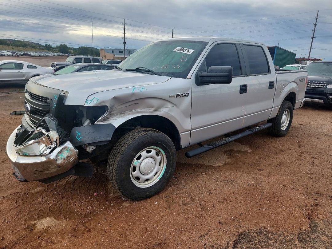 Vue de 2013 FORD F150 SUPERCREW, angle 1