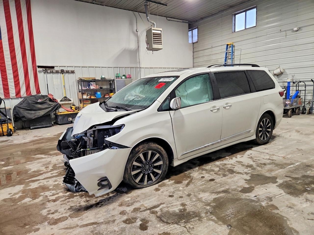 Вид 2018 TOYOTA SIENNA XLE 7-PASSENGER, угол 1