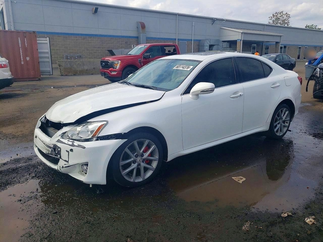 Vue de 2011 LEXUS IS 250, angle 1