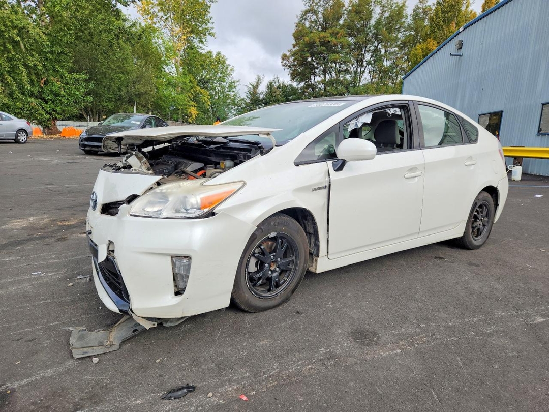 منظر 2013 TOYOTA PRIUS THREE، زاوية 1