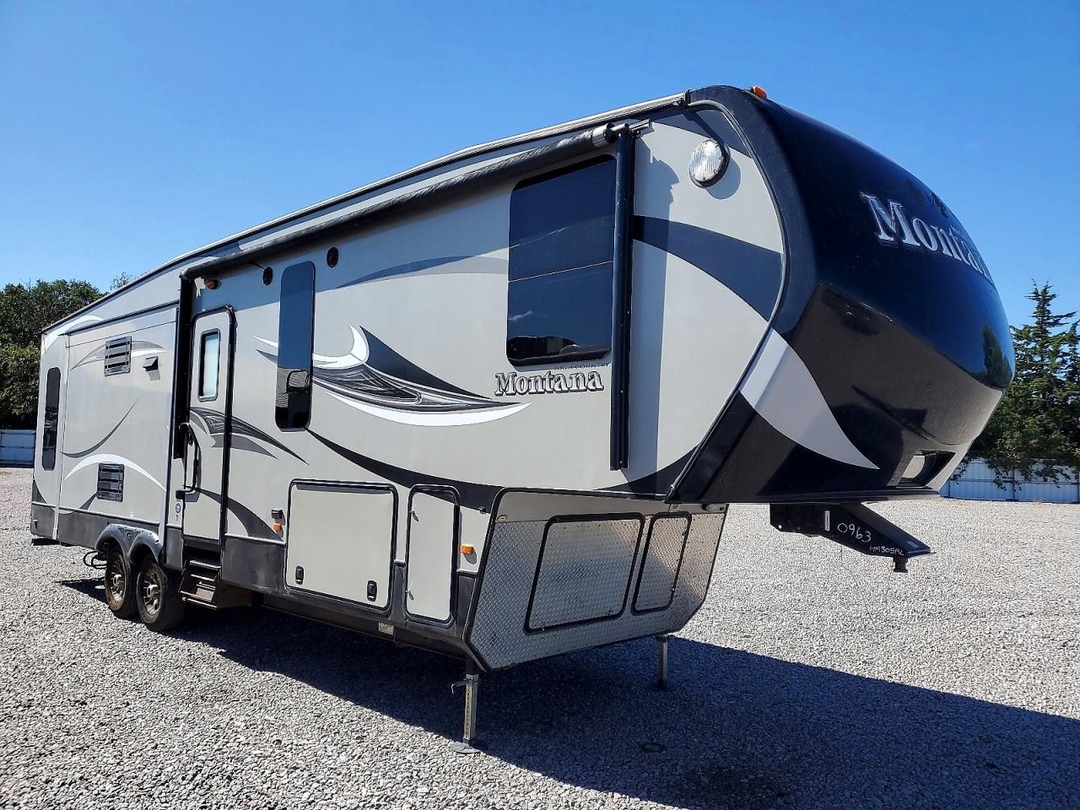 منظر 2015 KEYSTONE MONTANA CAMPER، زاوية 1