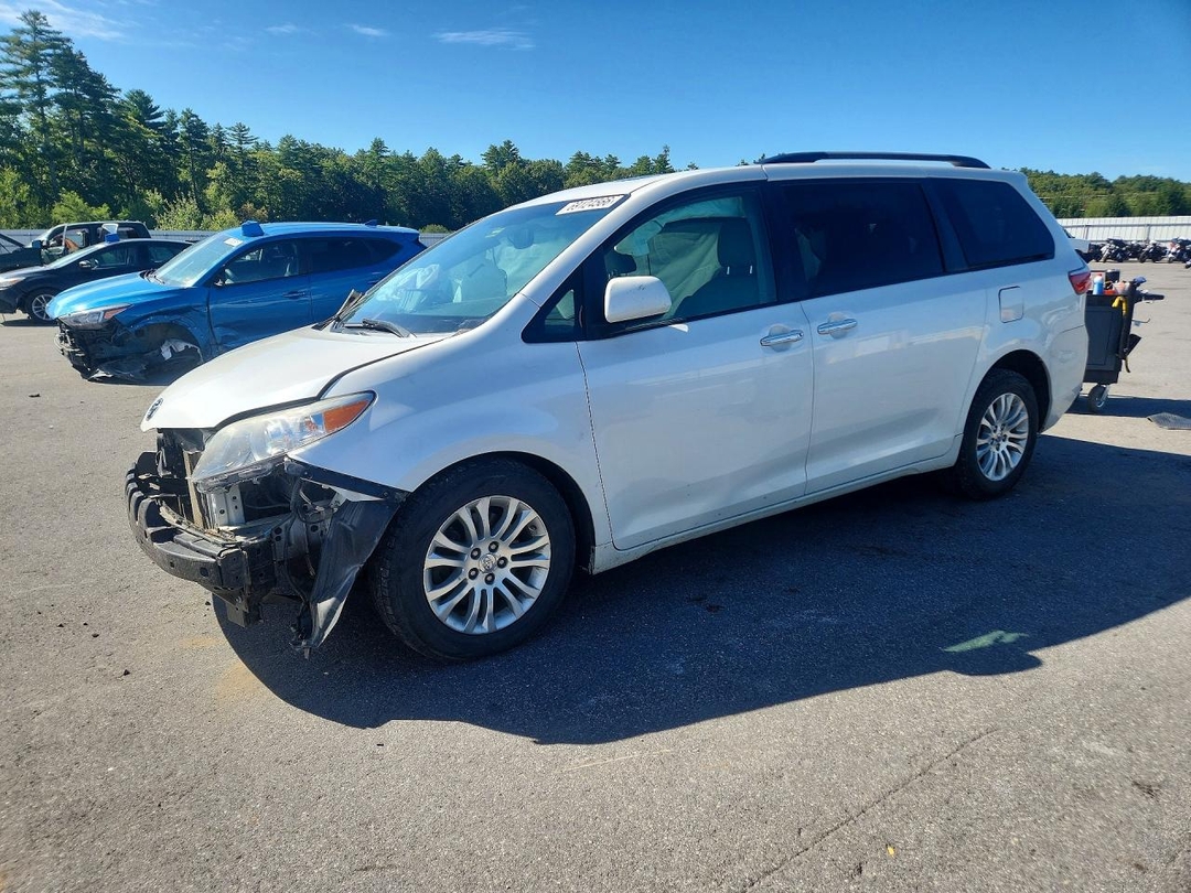 منظر 2016 TOYOTA SIENNA XLE 8-PASSENGER، زاوية 1
