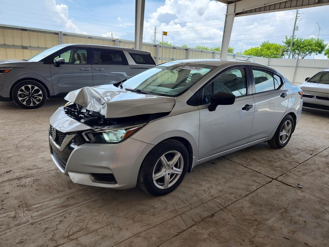 Вид 2020 NISSAN VERSA S, угол 1