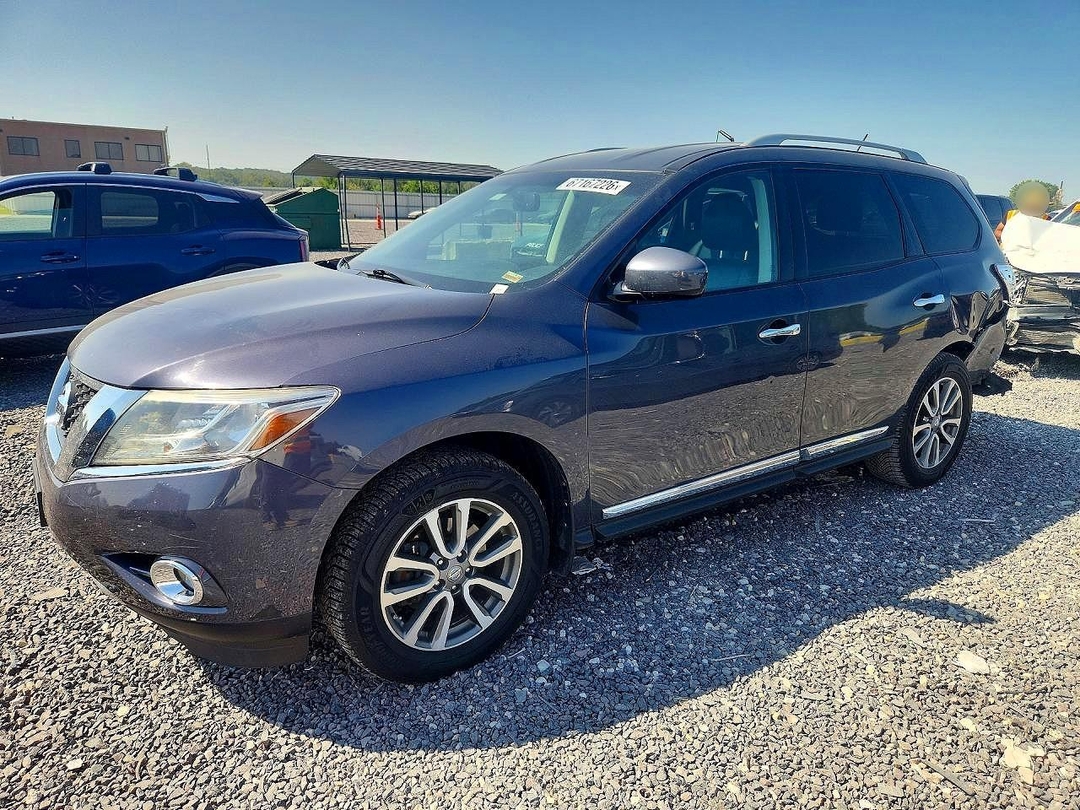 Vue de 2013 NISSAN PATHFINDER S, angle 1