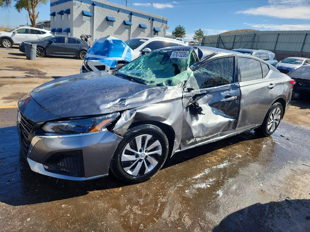 Vue de 2023 NISSAN ALTIMA S, angle 1