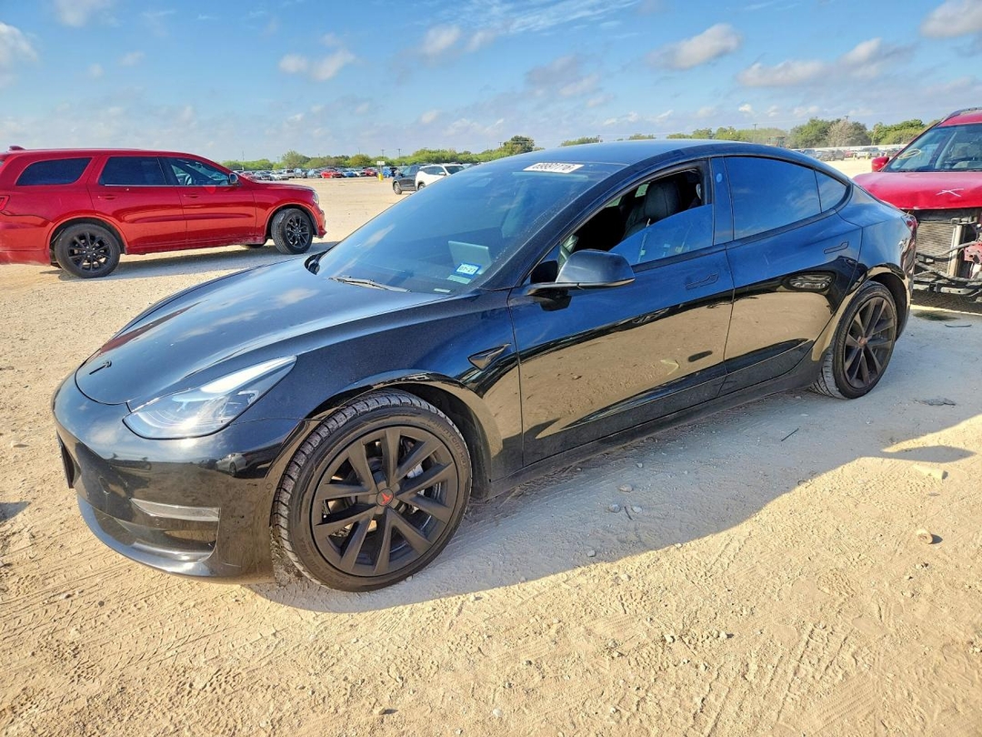 Vue de 2021 TESLA MODEL 3, angle 1