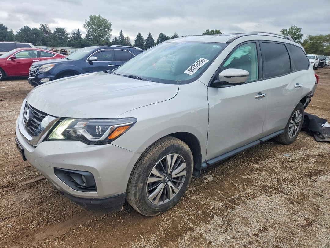 Vue de 2020 NISSAN PATHFINDER SV, angle 1
