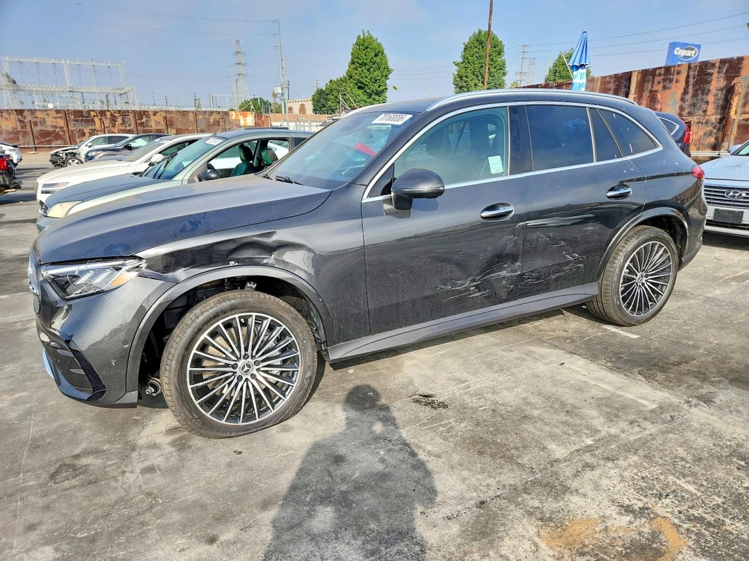 Vista de 2026 MERCEDES-BENZ GLC 300, ángulo 1