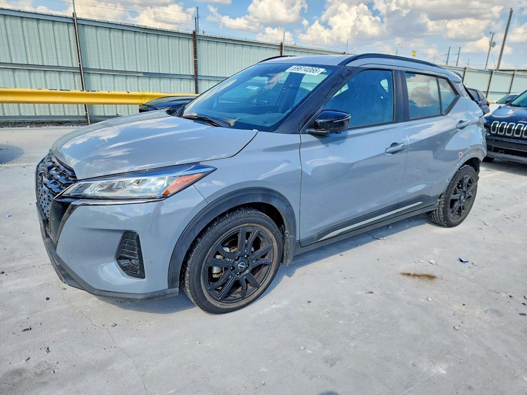Vue de 2024 NISSAN KICKS SR, angle 1