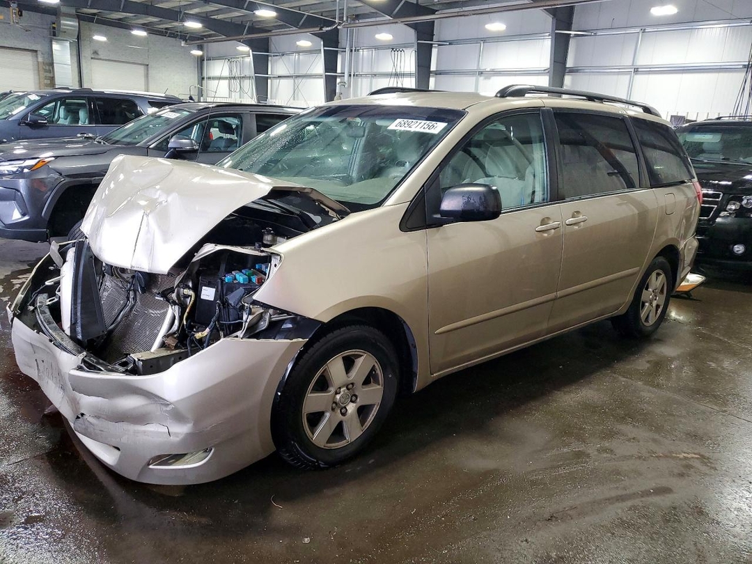 Вид 2010 TOYOTA SIENNA LE 7-PASSENGER, угол 1