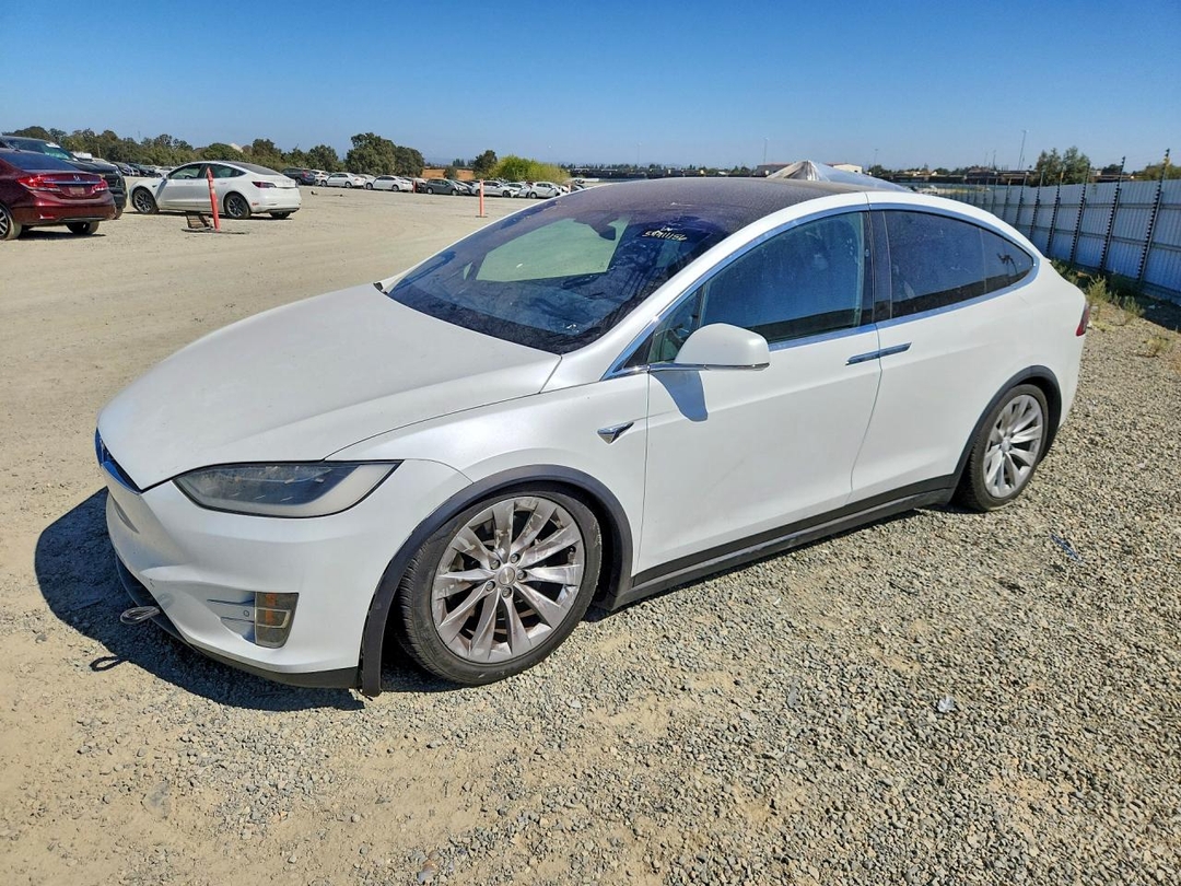 Vue de 2017 TESLA MODEL X, angle 1