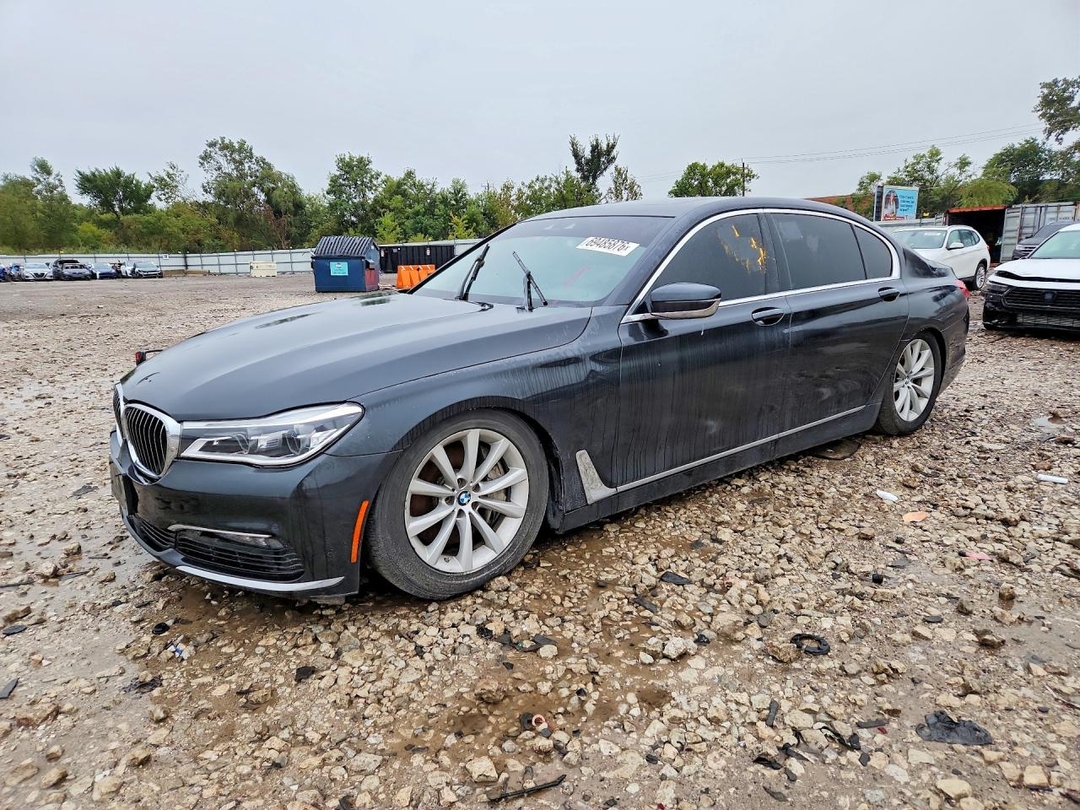 Вид 2018 BMW 750 XI, угол 1