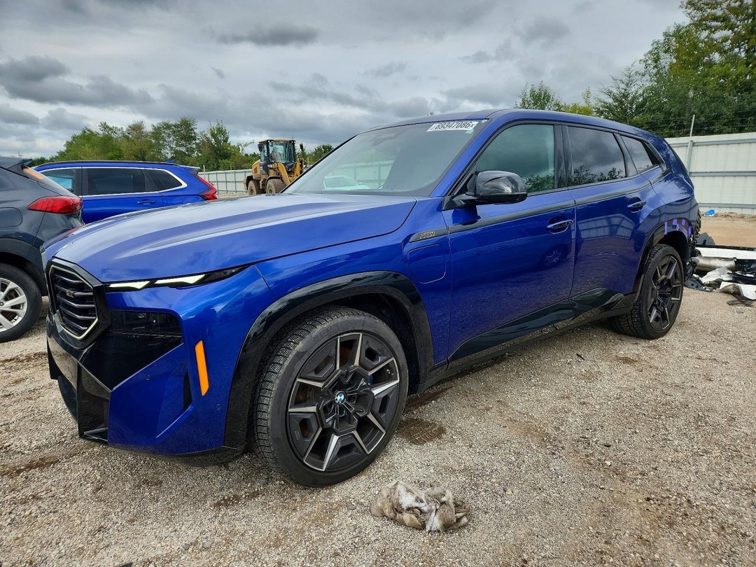 Vista de 2023 BMW XM, ángulo 1
