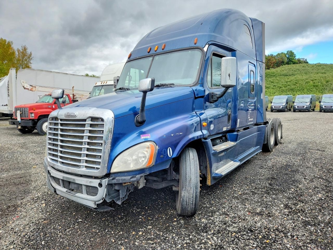 Вид 2015 FREIGHTLINER CASCADIA SEMI TRUCK, угол 1