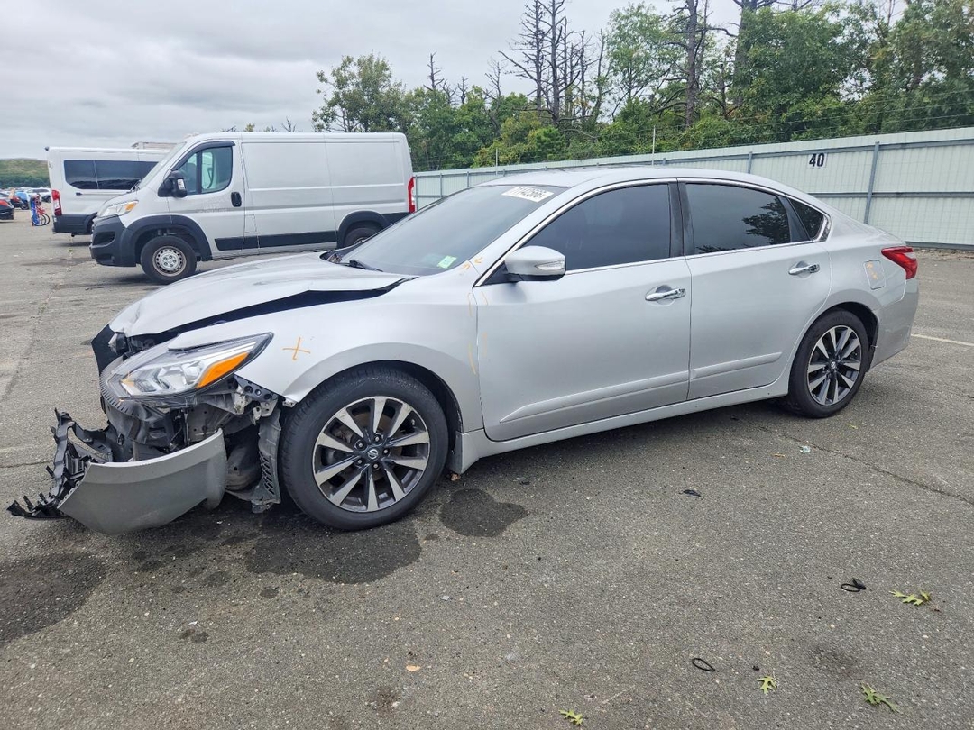Vue de 2017 NISSAN ALTIMA 2.5 SV, angle 1
