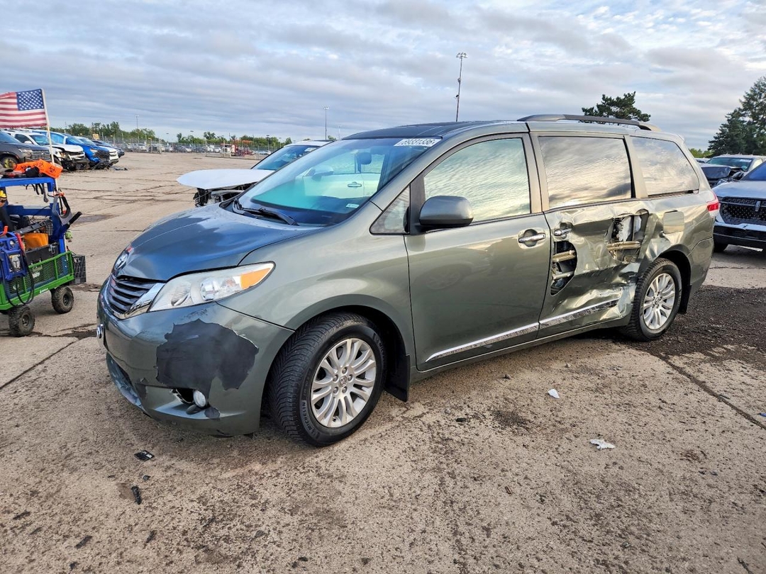 Vue de 2014 TOYOTA SIENNA XLE 8-PASSENGER, angle 1