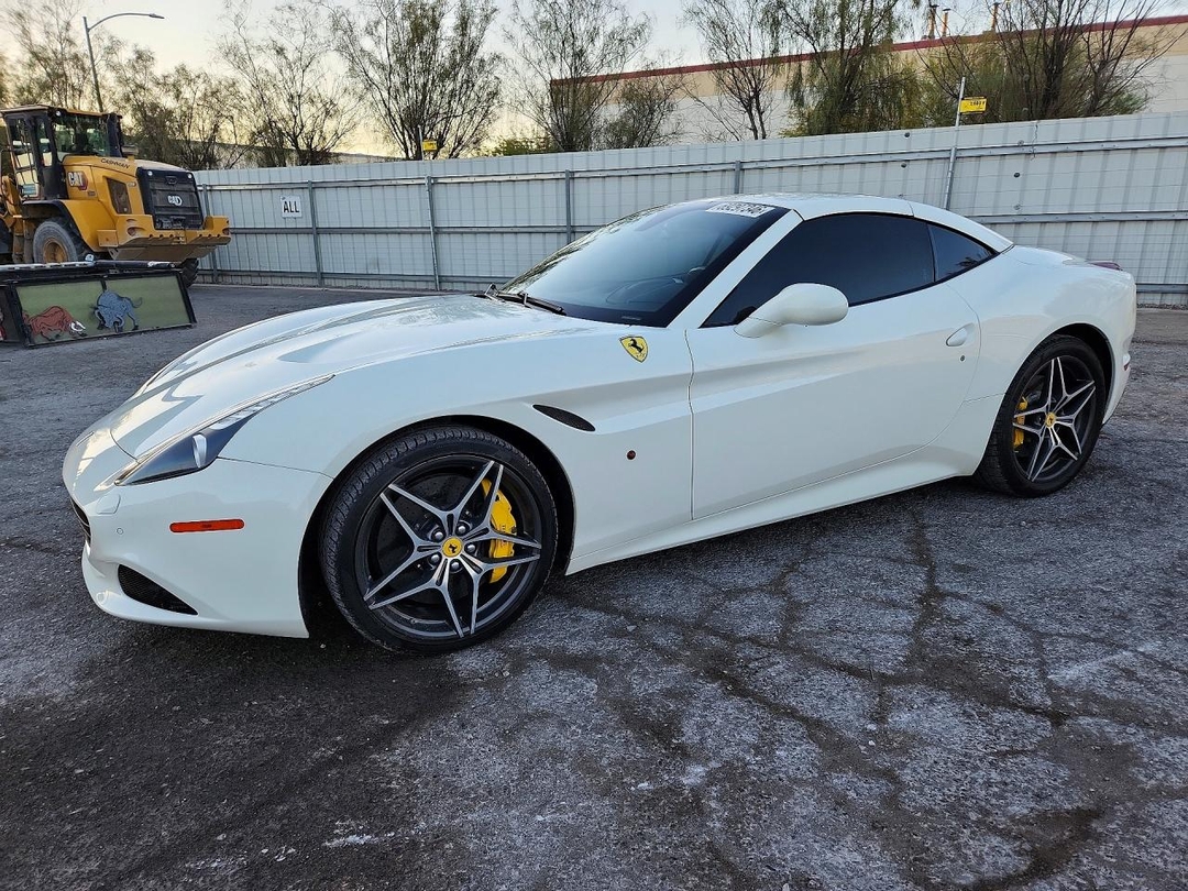 Vue de 2015 FERRARI CALIFORNIA T, angle 1