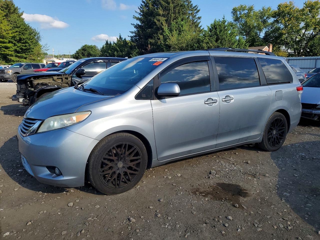 Vue de 2011 TOYOTA SIENNA XLE 8-PASSENGER, angle 1