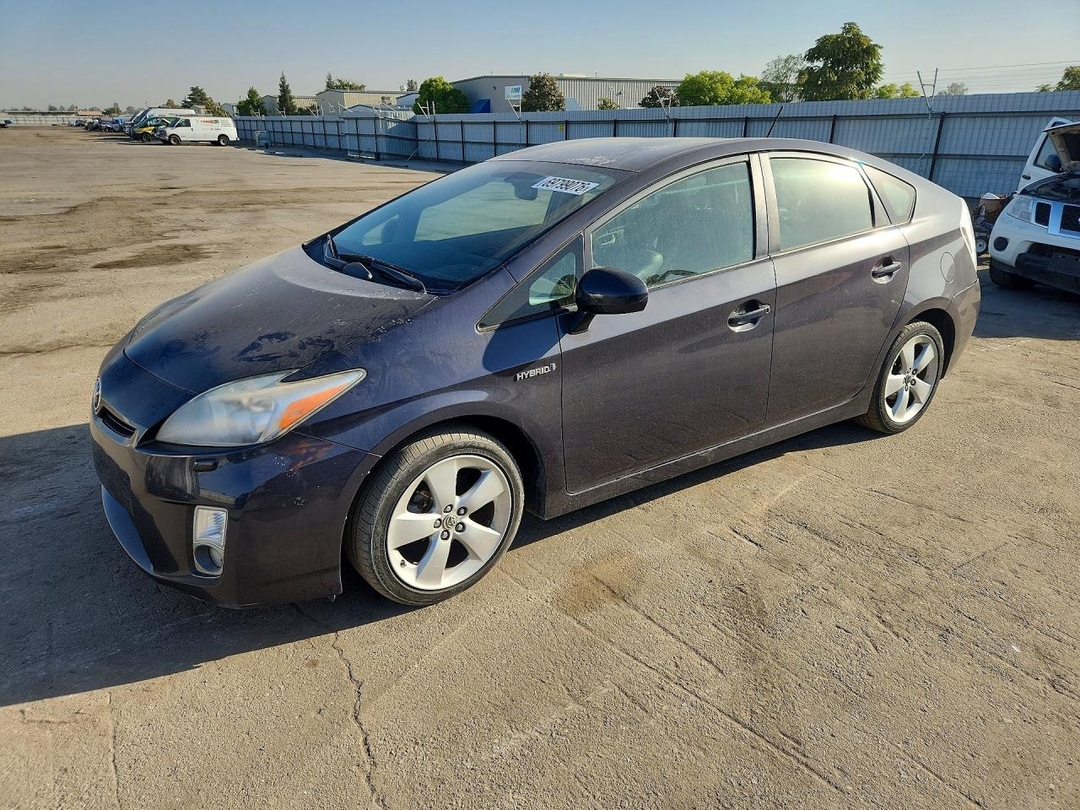 Vue de 2011 TOYOTA PRIUS FIVE, angle 1