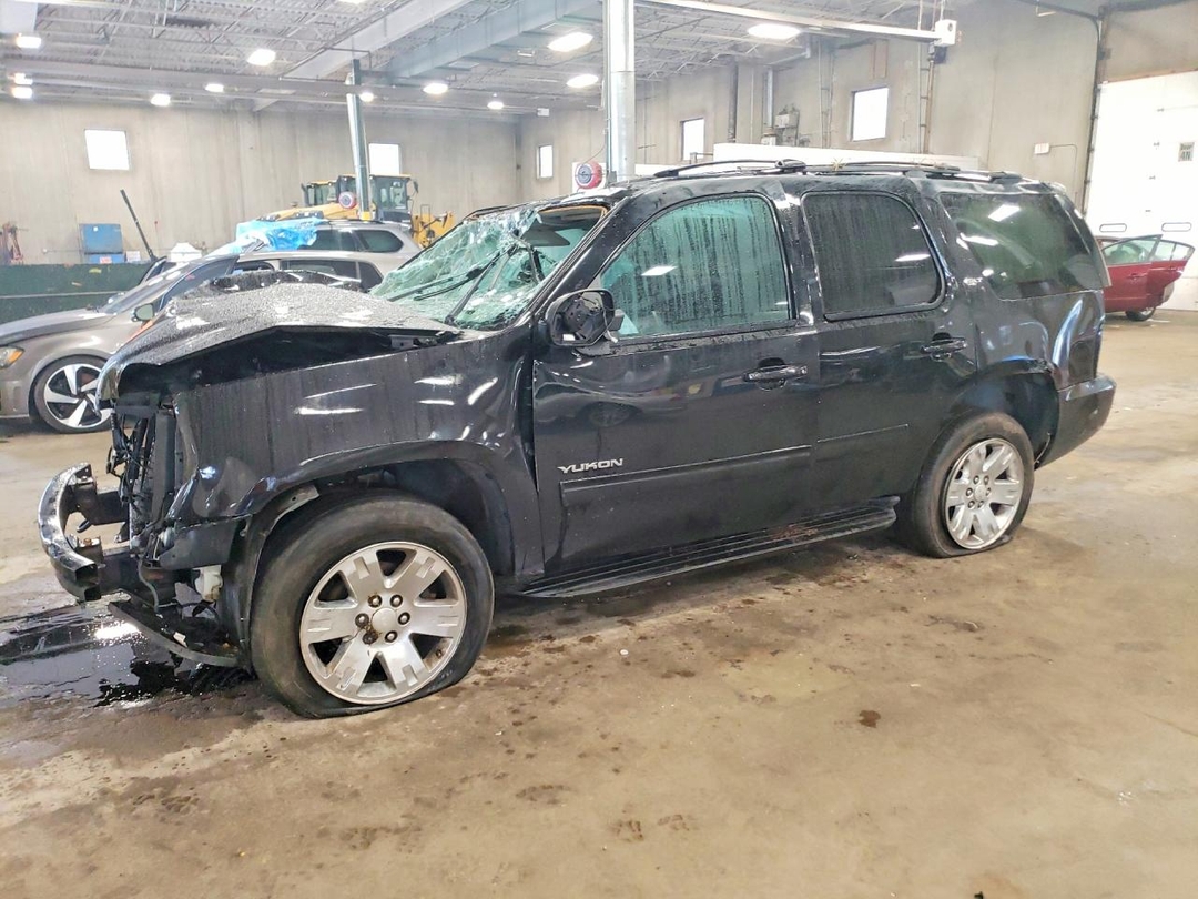 Vue de 2012 GMC YUKON SLT, angle 1