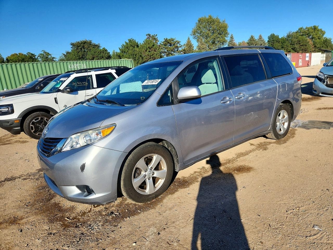 Vue de 2013 TOYOTA SIENNA LE, angle 1