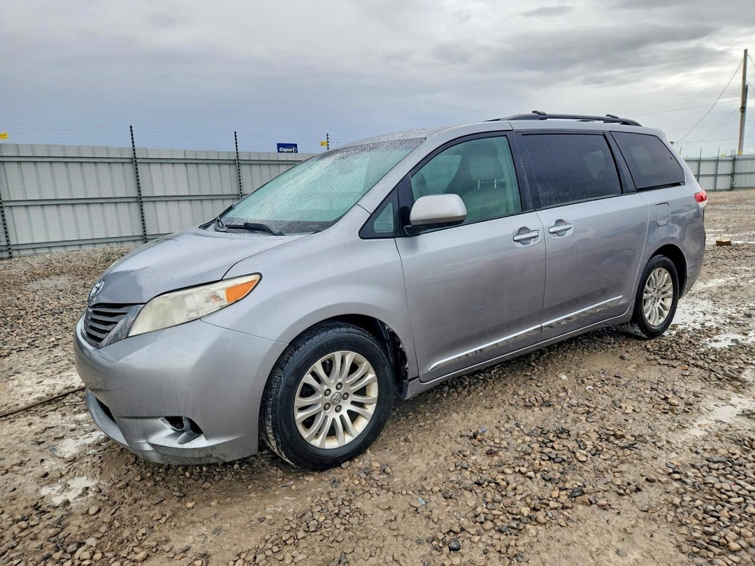 منظر 2013 TOYOTA SIENNA XLE 8-PASSENGER، زاوية 1