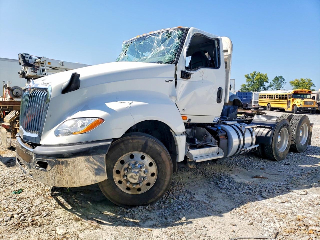 Vue de 2021 INTERNATIONAL LT625 SEMI TRUCK, angle 1